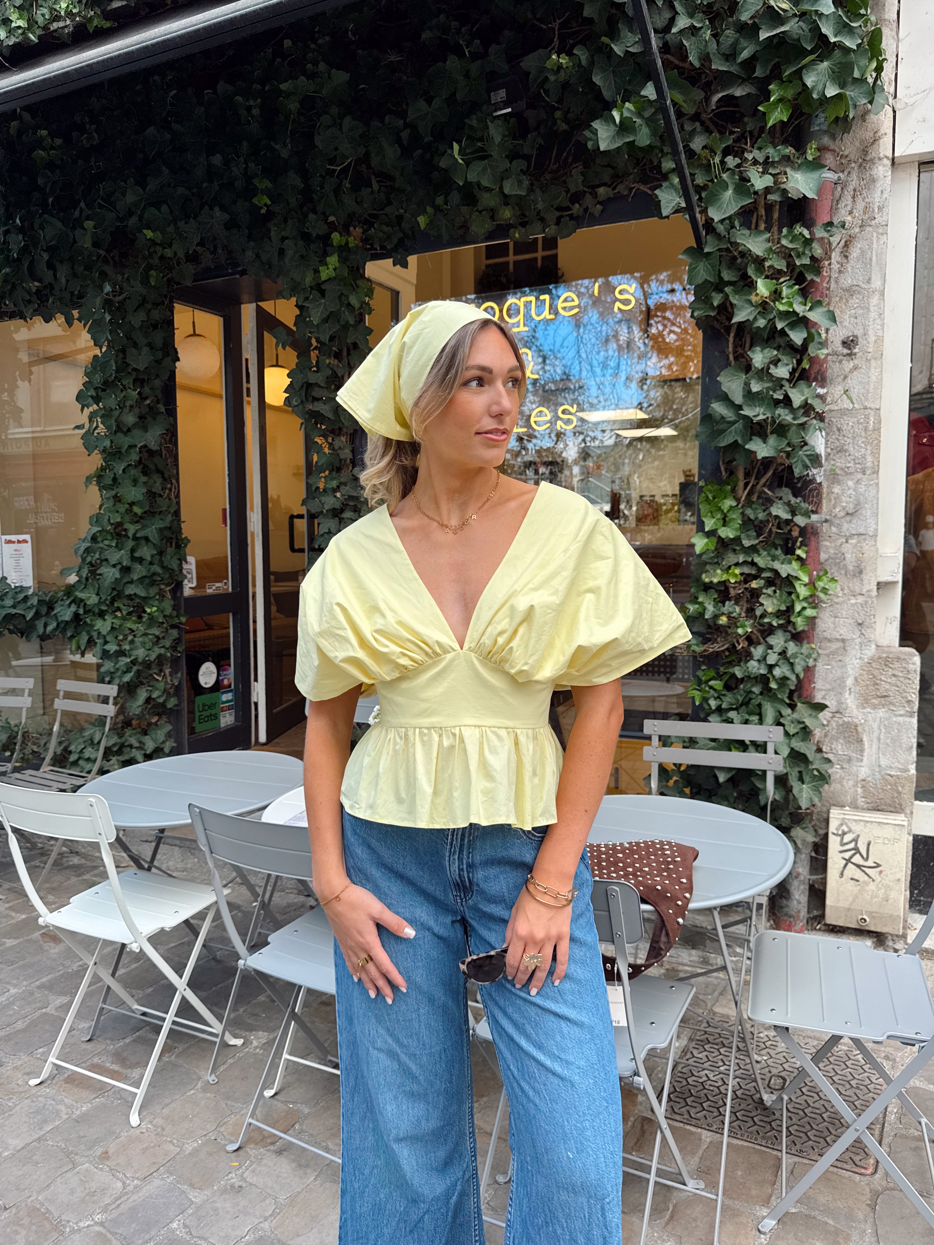 Haut jaune pastel