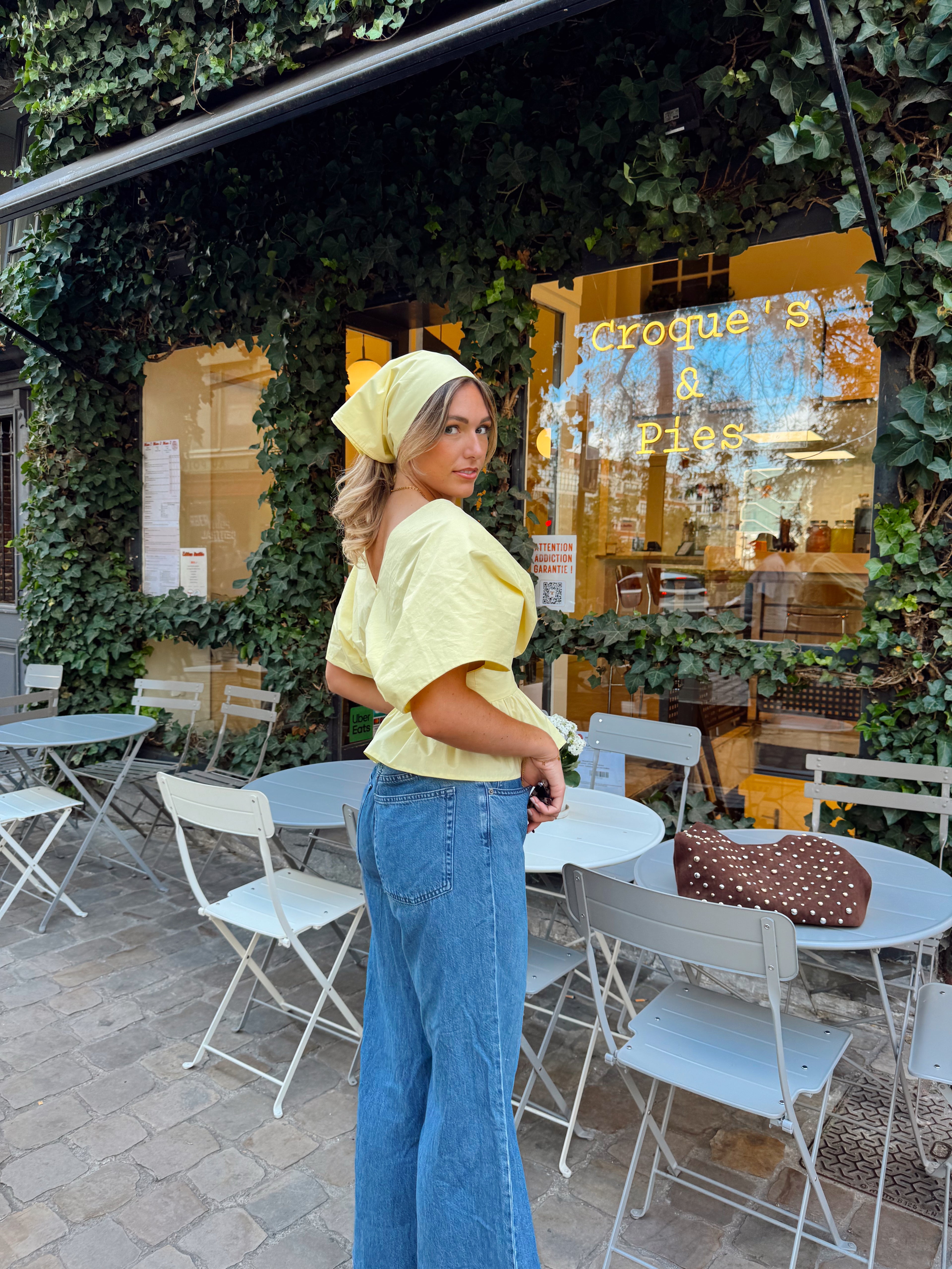 Haut jaune pastel