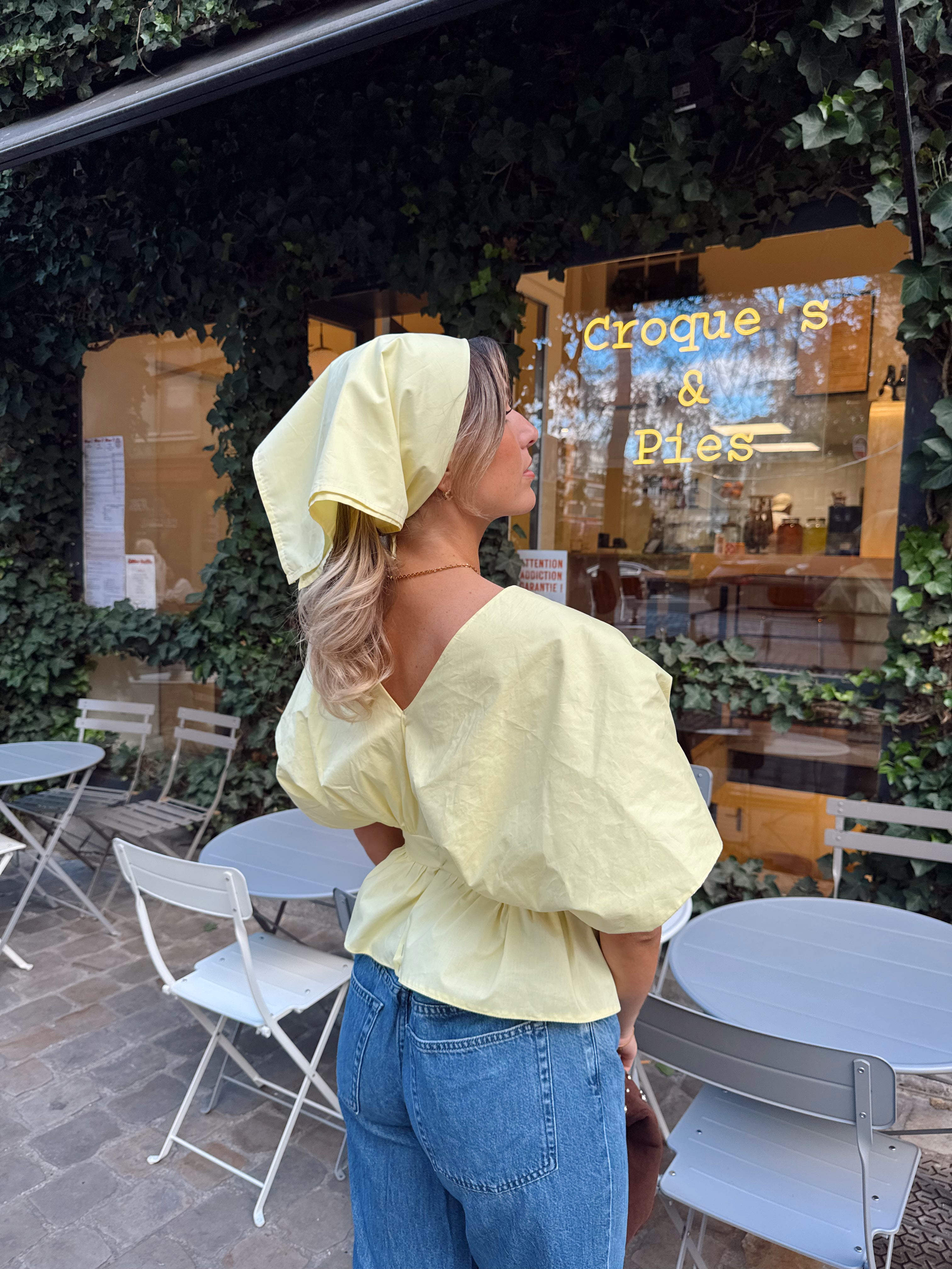 Haut jaune pastel